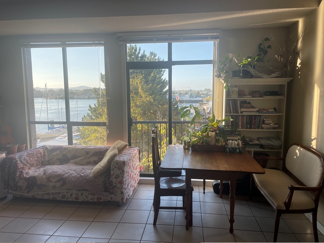 Building Photo - 409 Swift St