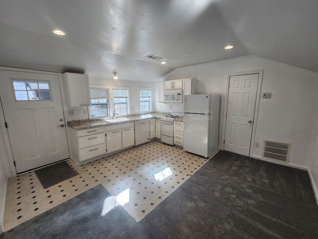 Foto del edificio - 1064 Curran St NW