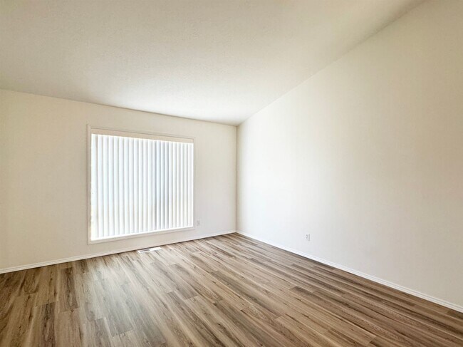 Building Photo - Lovely 3/2 Single Level SW Home