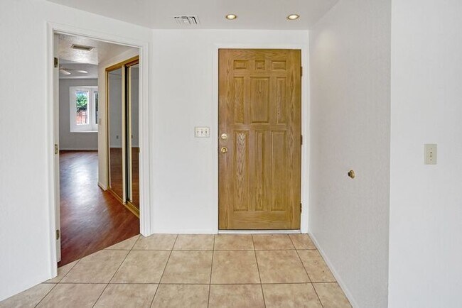 Foto del edificio - Stylish & Bright 3-Bed Oasis with Desert B...