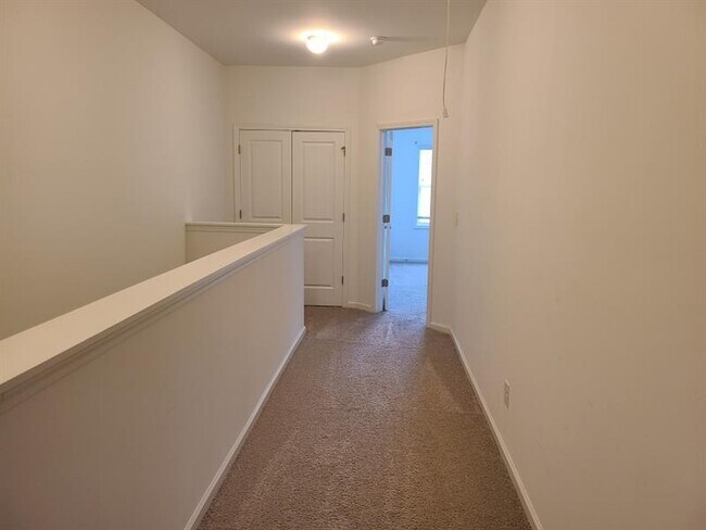 Building Photo - 1319 Hillcrest Dr