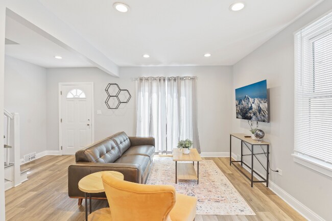 Foto del edificio - 2446 N 1st Ave