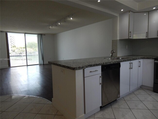 Foto del edificio - 4000 NE 170th St