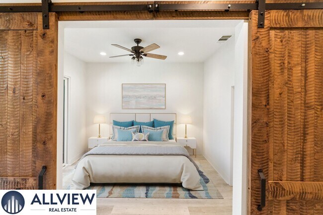 Foto del edificio - Gorgeous 4 Story Townhome Available in the Highly Desired 17 West Community!