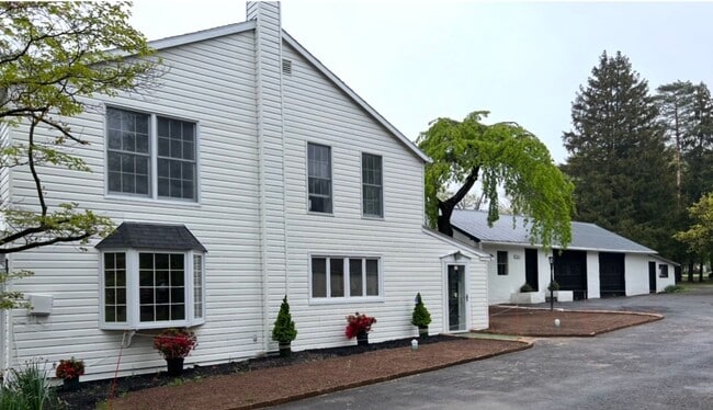 Foto del edificio - Beautiful Landale 4 Bedroom Single with 2 car garage for rent $3,650/month