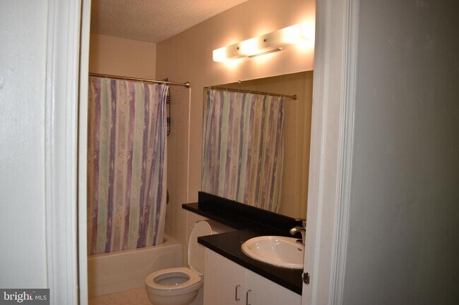 Building Photo - 4 Poillon Ct