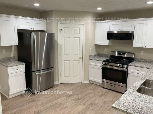 Foto del edificio - 6658 Point of Woods Dr
