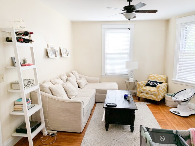 Sala de estar - 2321 Morton Ave