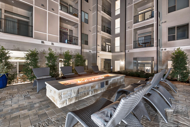 Explore our expansive outdoor amenity spaces - Windsor Burnet