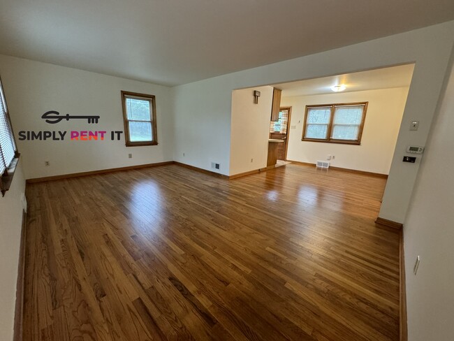 Building Photo - 4 Bedroom Near Campus with Hardwood Floors!