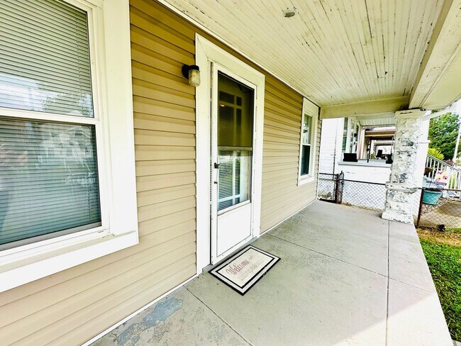 Building Photo - 2BR Corner lot house now available near Ch...
