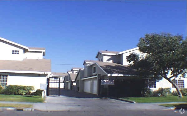 Primary Photo - 11140 Duncan Ave