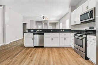 Building Photo - 10719 Woodwind Shadows Dr