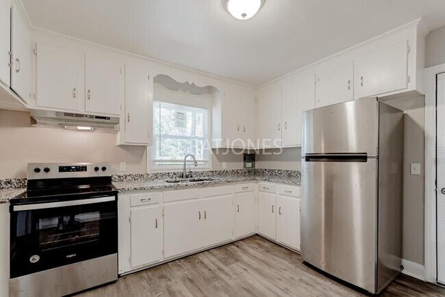 Building Photo - 3035 Beechaven Rd