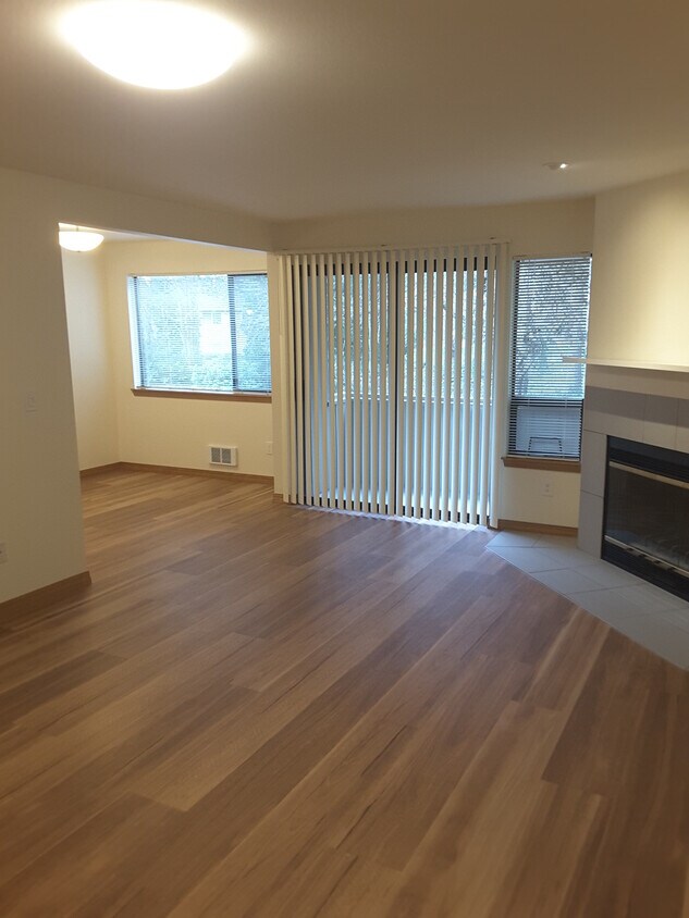 Sala de estar mirando hacia el desayunador. - Inglewood Forest Apartments