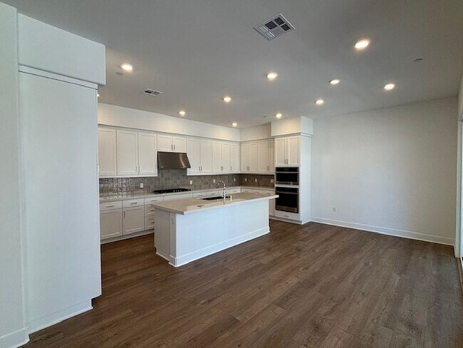 Building Photo - Stunning 4BR and office space for WAH in I...