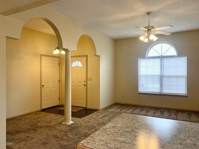 Building Photo - 1612 Mayberry Dr