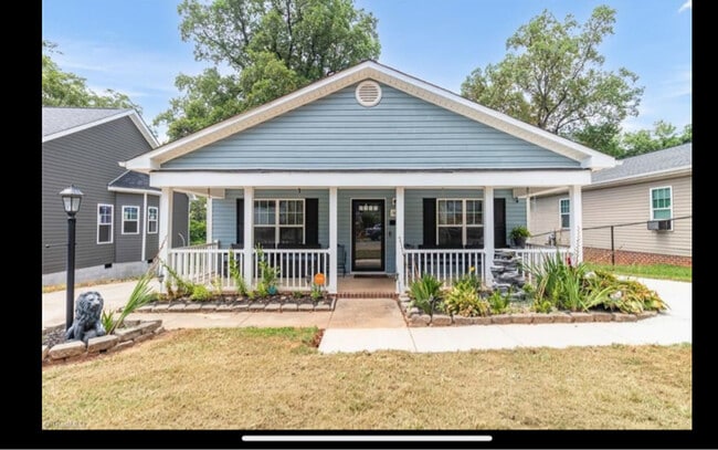 Building Photo - 1624 N Cherry St