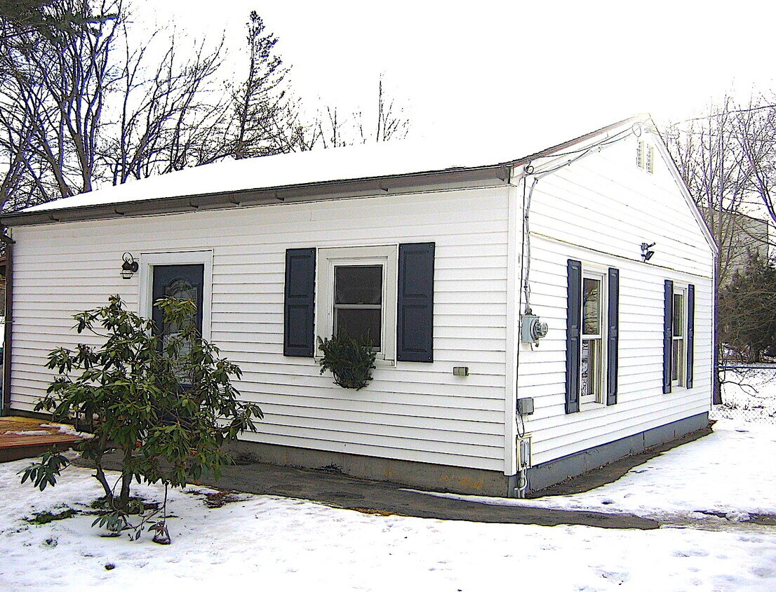 Includes ELECTRIC, HEAT & HW! - 33 Clark Rd
