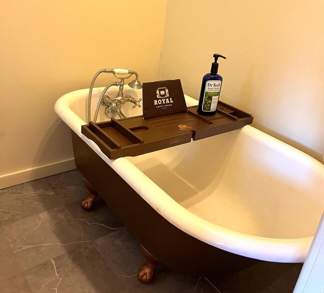 Baño del tercer piso con bañera de pata de gallo - 402 Poplar St