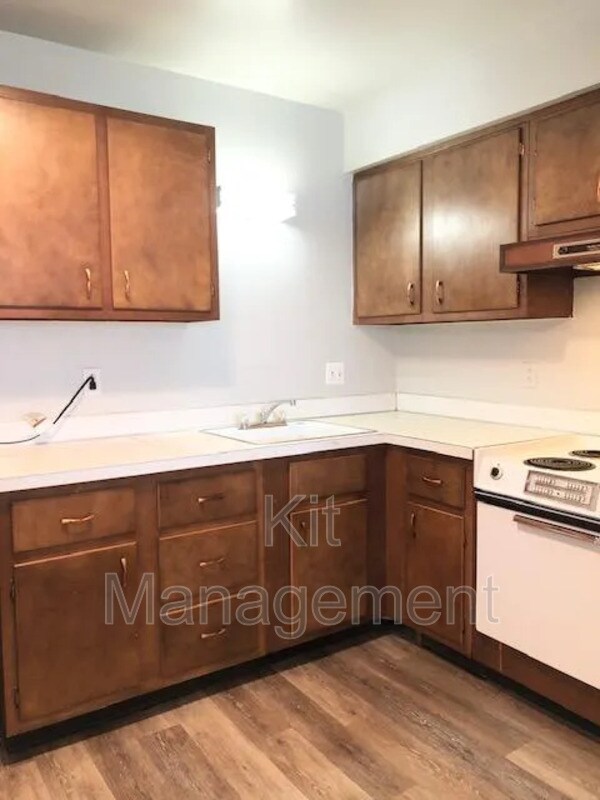 Building Photo - 720 W Alexis Rd