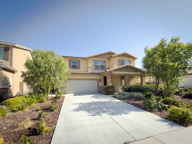 Building Photo - Beautiful 2 Story 5 Bedroom SOLAR Home + L...