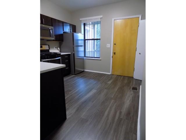 Amplia zona de cocina - 820 W. Willow