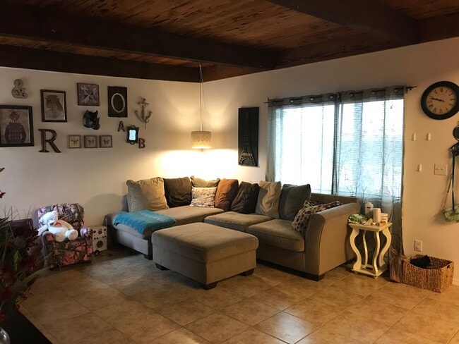 Foto del edificio - 1667 E Prince Rd