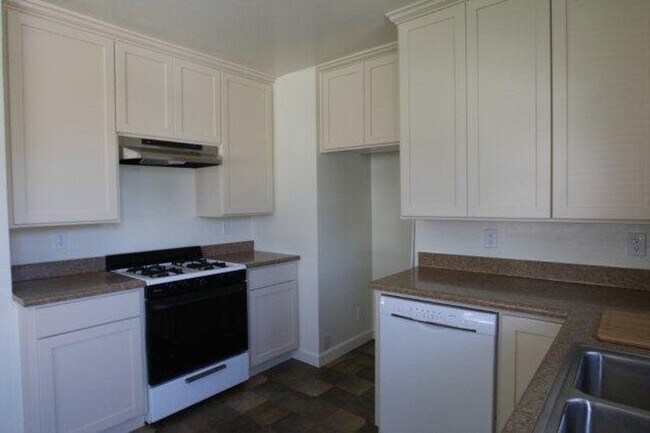 Foto del edificio - 4 Bedroom 2 Bathroom House in Quiet Neighborhood