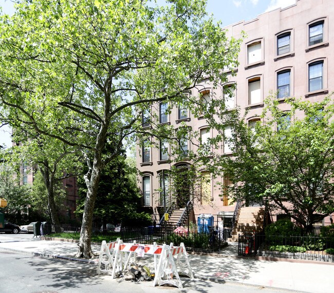 Foto del edificio - 63 1st Pl
