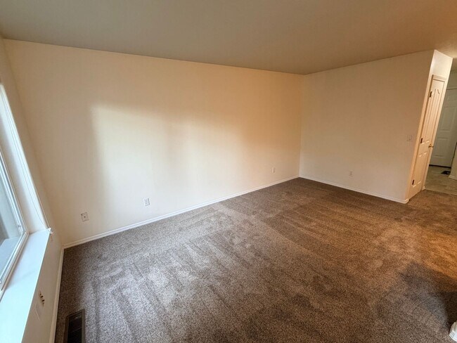 Foto del edificio - *Half-Off 1st Month's Rent!* Large Three Bedroom Duplex in Keizer