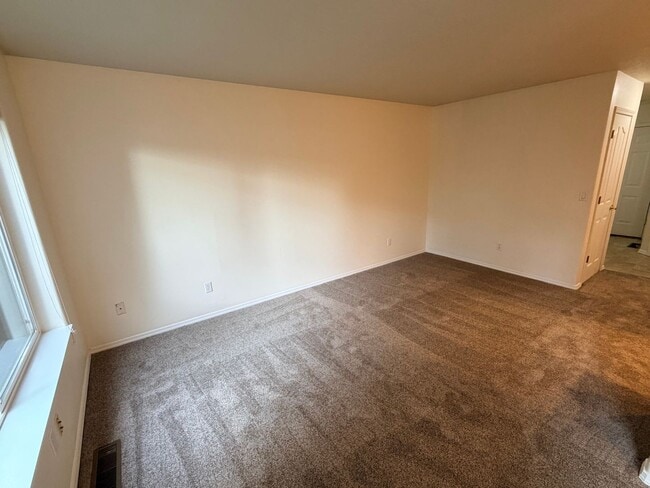 Building Photo - Large Three Bedroom Duplex in Keizer