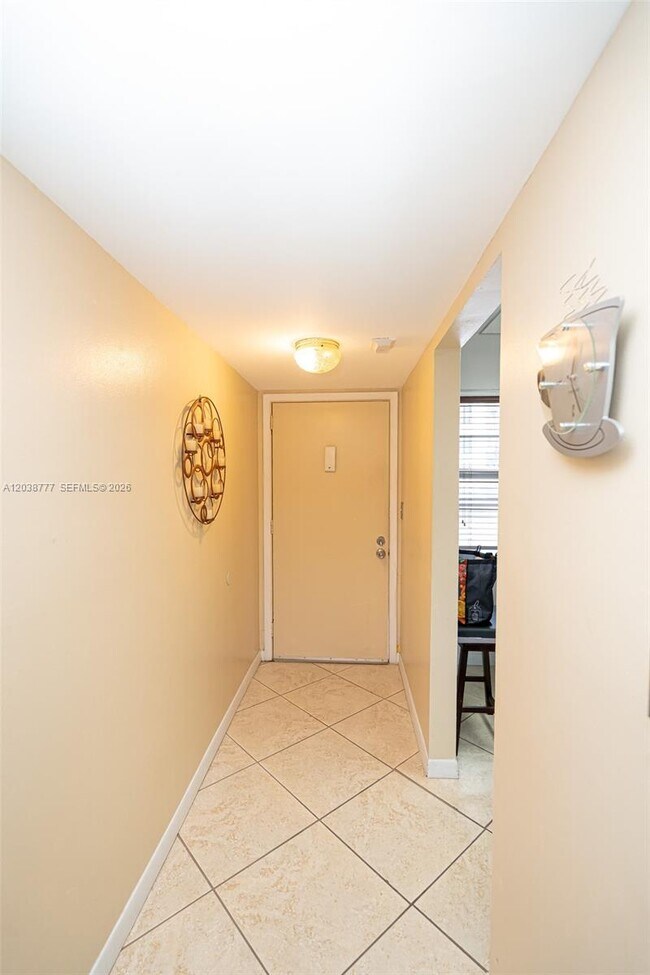 Building Photo - 3531 Inverrary Dr