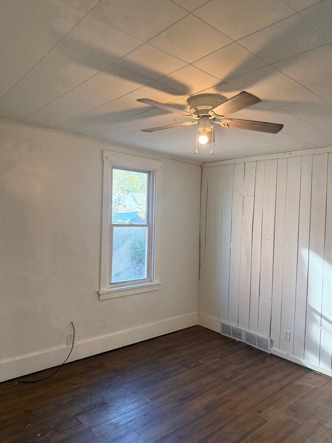 living room - 1305 Airbrake Ave