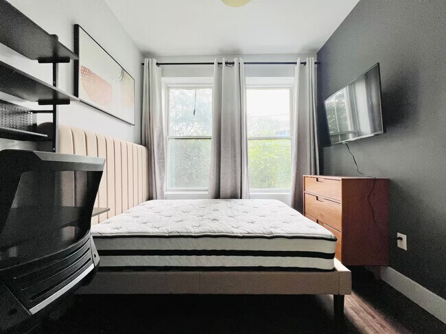 Foto del edificio - Furnished room/NOT APARTMENT