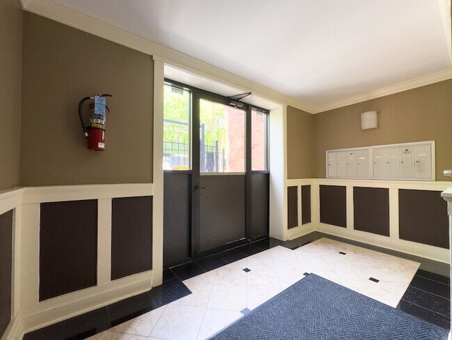 Building Photo - 6750 N Greenview Ave
