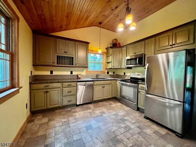 Building Photo - 35 Stillwater Rd