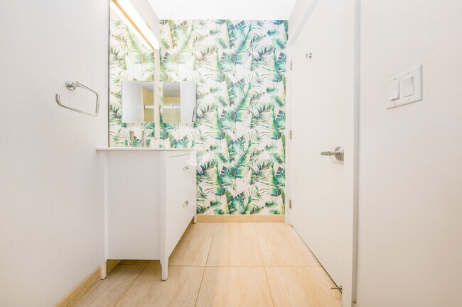 Building Photo - 551 Hudson Ave