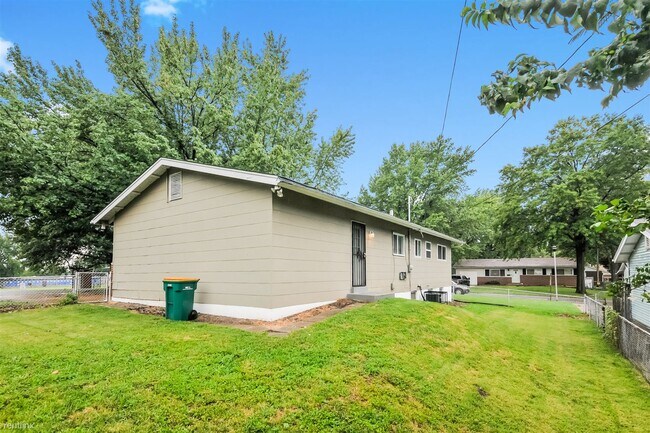 Foto del edificio - 3 br, 1.5 bath House - 805 Shepley Dr