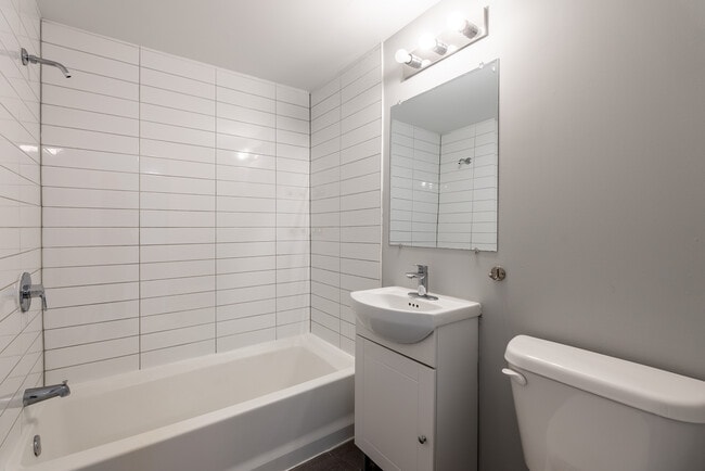 Building Photo - 4870-4872 Av Bourret