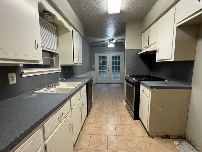 Foto del edificio - 3 bed 1 bath 2 car garage