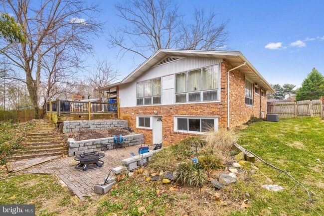 Building Photo - 9920 Pinehurst Ave