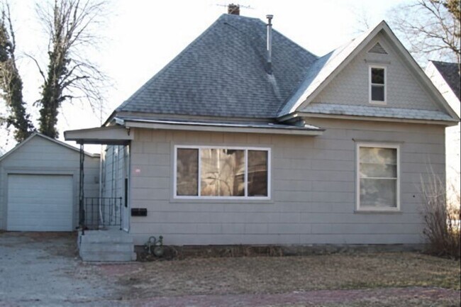 Foto del edificio - Under Renovation - Coming Soon - 2 Bed, 1 Bath - Parsons, KS