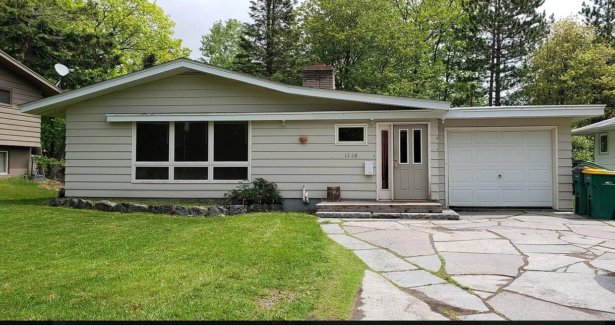 Primary Photo - 1226 Missouri Ave