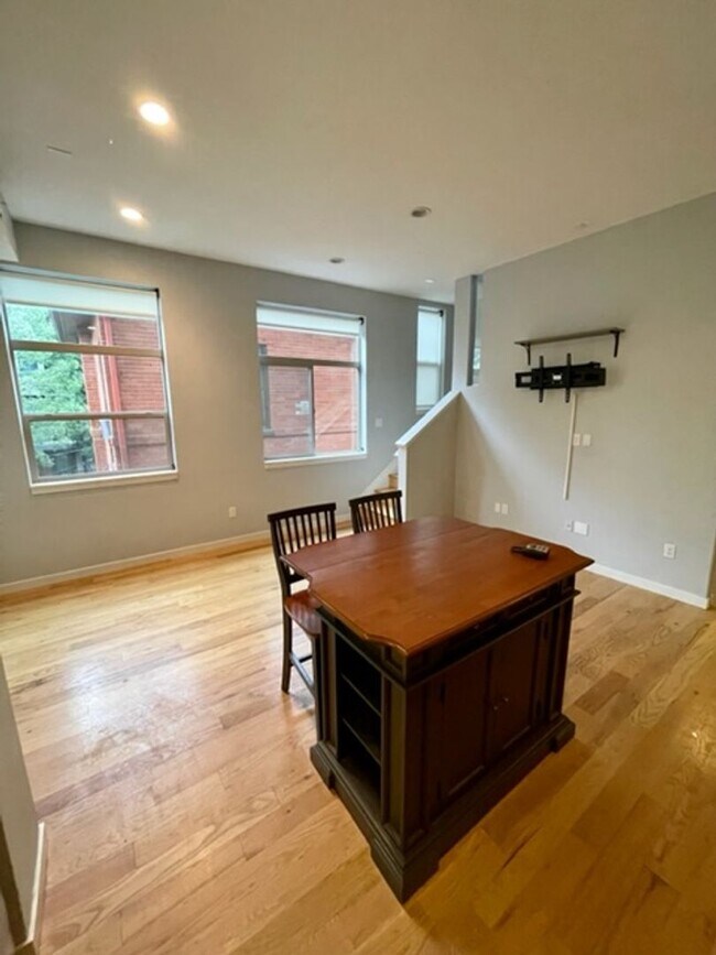 Building Photo - Contemporary Townhome Near Downtown