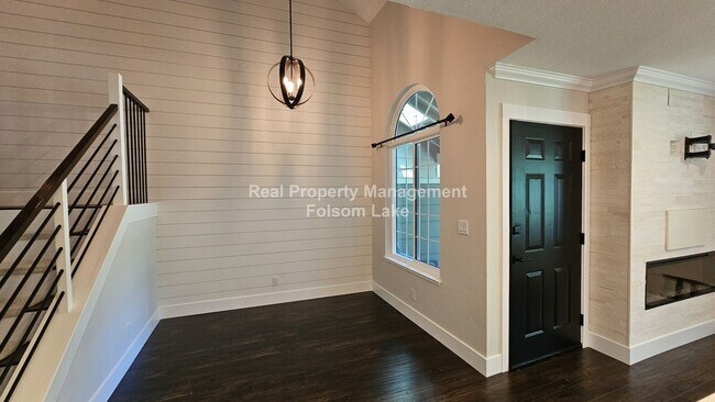 Foto del edificio - Modern Townhouse Living in Desirable Lakes...