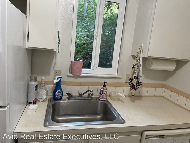 Building Photo - 2 br, 1.5 bath House - 1666 Village Park P...