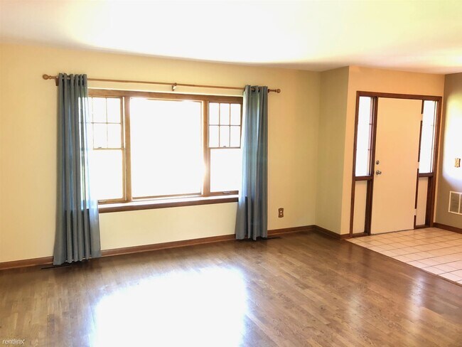 Building Photo - 3 br, 3 bath House - 221 Canterbury Dr