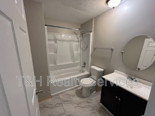 Building Photo - 1633 Finley Ave