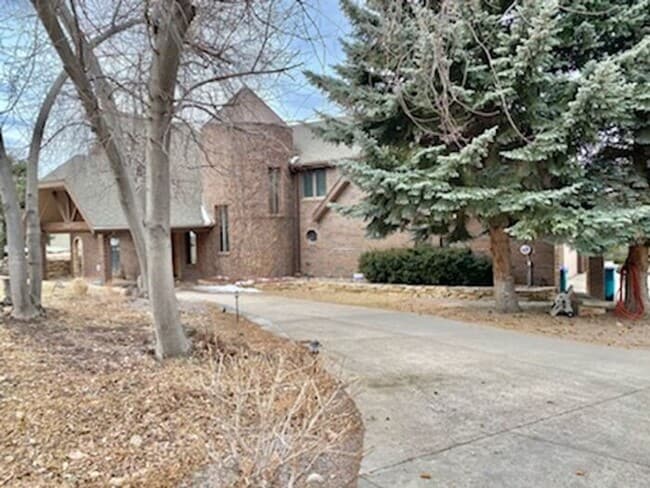 Building Photo - Spacious & Beautiful 1 Bedroom, 1 Bath Bas...